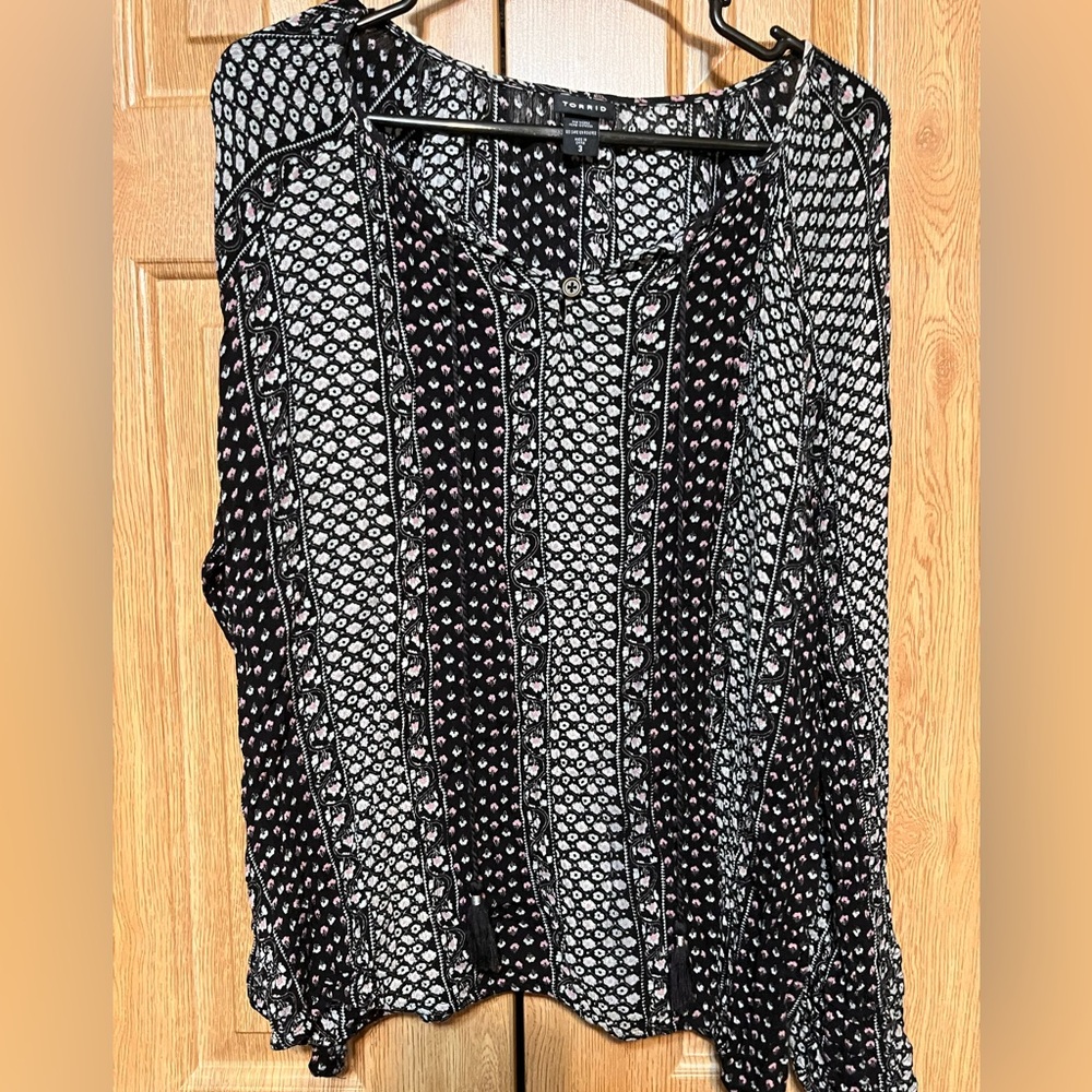 Torrid Top Size 2 Floral Black Gauze